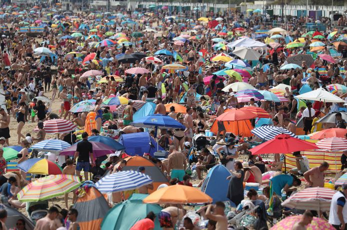 Mensen genieten van tropische temperaturen op Bournemouth beach, Verenigd Koninkrijk.