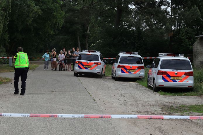 De politie zette gisteren na de vondst van de dode man en de zwaargewonde bij een boerderij op de Peeldijk in Milheeze snel de omgeving af.