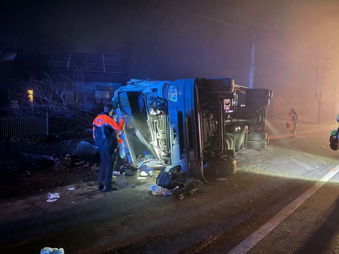 Een koeltransport met geslachte varkens kantelde in de Aalterstraat.