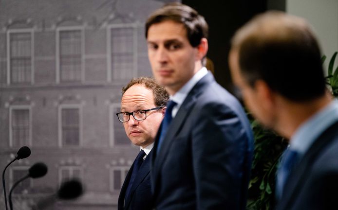 Minister Koolmees  van Sociale Zaken (links) bij de presentatie van het nieuwe steunpakket voor bedrijven. Het schrappen van de ontslagboete valt verkeerd bij veel partijen.