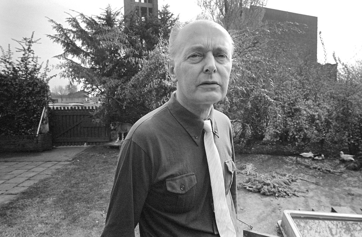 Pastoor Ed Miedema voor de kerk in Schaesberg, 1978.