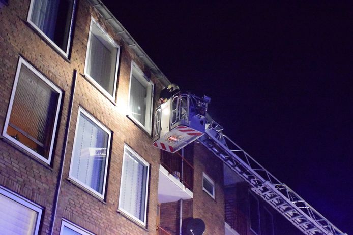 Een felle brand in een portiek in deze flat aan de Bernadottelaan in Gouda