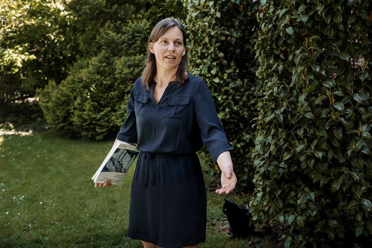 Buurtbewoonster en biologe Wendy D’Hollander, met haar doctoraat uit 2015 waarin ze de PFOS-concentraties in de buurt onderzocht. Beeld Â© Eric de Mildt