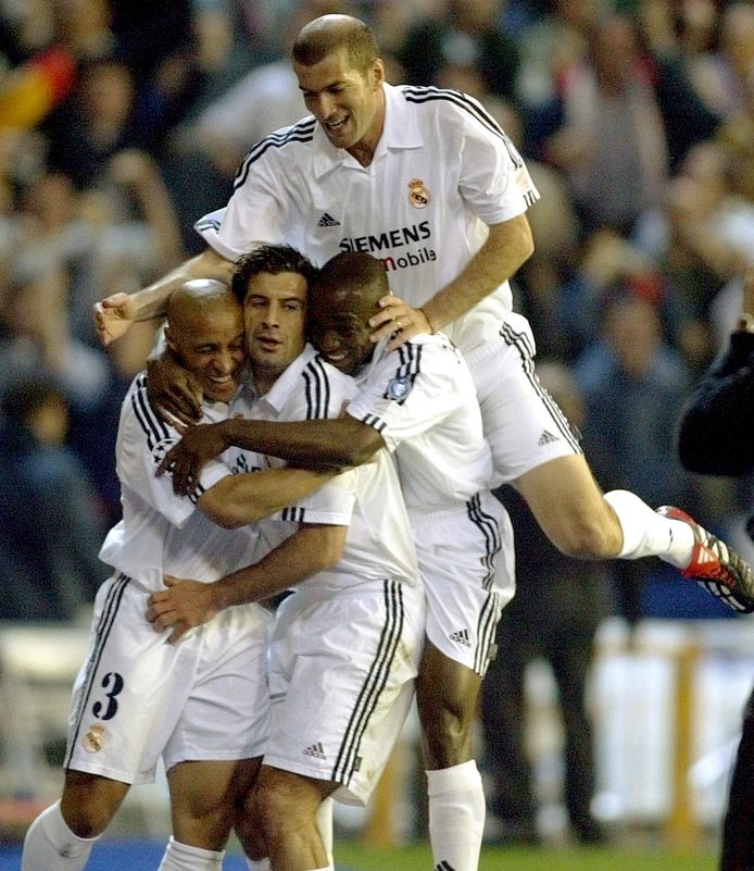 Makelele viert een Madrileense goal in de Champions League met Roberto Carlos, Figo en Zidane.