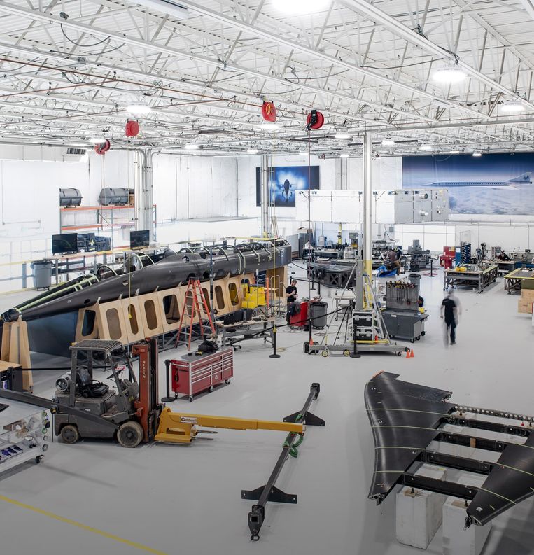 Beeld van de fabriek in Englewood (Colorado) met de XB-1, of zoals hij liefkozend wordt genoemd de 'Babyboom': een demonstratievliegtuig waarmee Boom volgend jaar testvluchten hoopt uit te voeren. Beeld Boom Supersonic