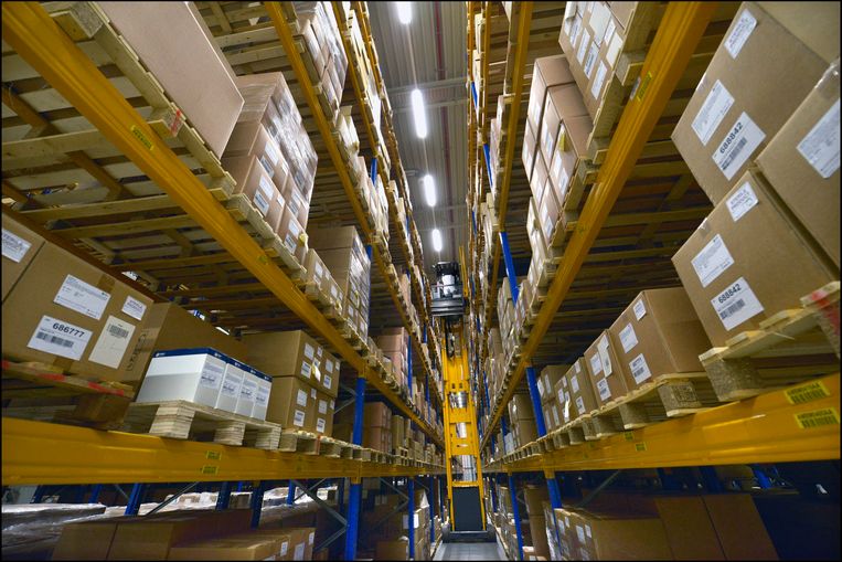 In een gigantisch magazijn beheert en distribueert UPS medicijnen en medische hulpmiddelen voor de fabrikanten. Van hieruit gaan ze naar de groothandel en de verschillende ketens van apothekers. Beeld Hollandse Hoogte / Flip Franssen