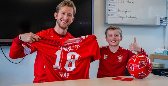 10-jarige Bob werd door FC Twente middenvelder Michel Vlap in zijn klas verrast. Bob is het 13.000ste lid van de FC Twente Kidsclub & Young Reds.