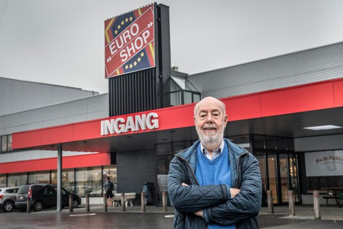 Daniël Kerckhof aan de ingang van zijn Euro Shop.