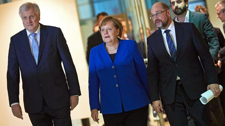 CSU-chef Horst Seehofer lachte. Bij Merkel konden er hoogstens wat kleine glimlachjes af. En Martin Schulz lachte niet, hij hield het bij zijn doordeweekse schuurpapiergezicht. Beeld afp