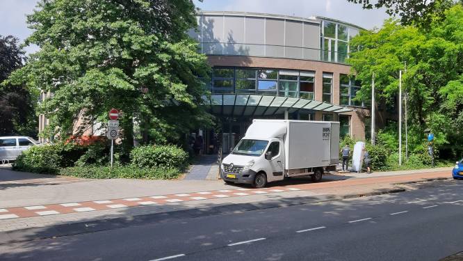 Deventer vangt tijdelijk extra asielzoekers op, burgemeester wil dat andere gemeenten meer doen
