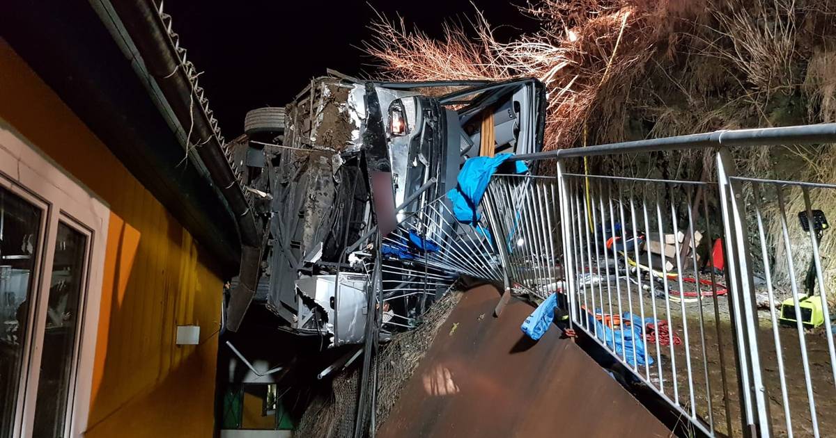 Twentse tieners verlenen eerste hulp bij schokkend busongeluk in Oostenrijk: ‘Ze bevrijdden de één na de ander’.