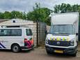 Politie en andere instanties tijdens het oprollen van de hennepkwekerij aan de Van Mislostraat