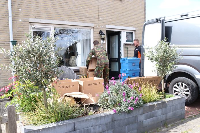 De woning wordt ontruimd door de Explosieven Opruimingsdienst Defensie (EOD).