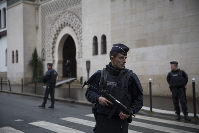 Archiefbeeld van Franse agenten bij een moskee in Parijs.