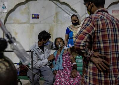 Harde beelden uit India: Zonen vervoeren dode moeder op brommer, man draagt overleden vrouw te voet naar crematorium