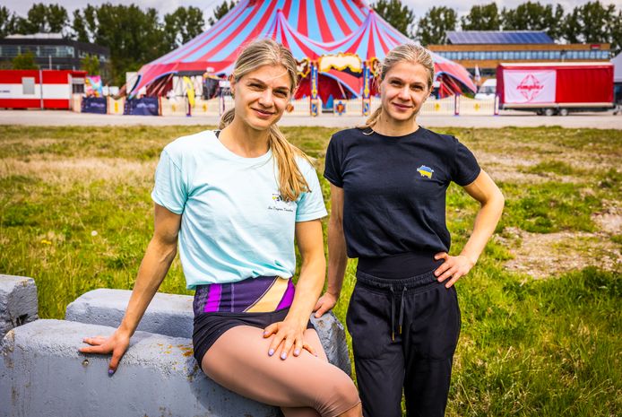 Trapeze-tweeling Ruslana en Taisiia Bazalii (35).