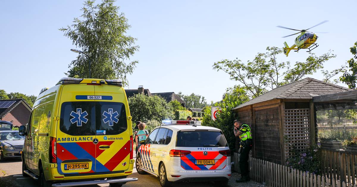 Wielrenner aangereden in Loenen: ambulance kan hem niet vervoeren door drukte boerenprotest.