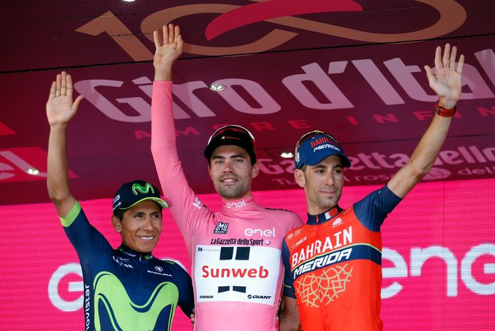 Dumoulin op het eindpodium van de Giro met Nairo Quintana (l) en Vincenzo Nibali naast hem.