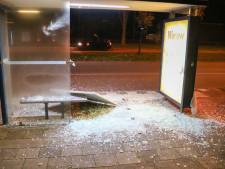 Politie stuurt mensen weg van ‘Oranjerotonde’ in Apeldoorn, vernielingen en brandjes elders in de wijk