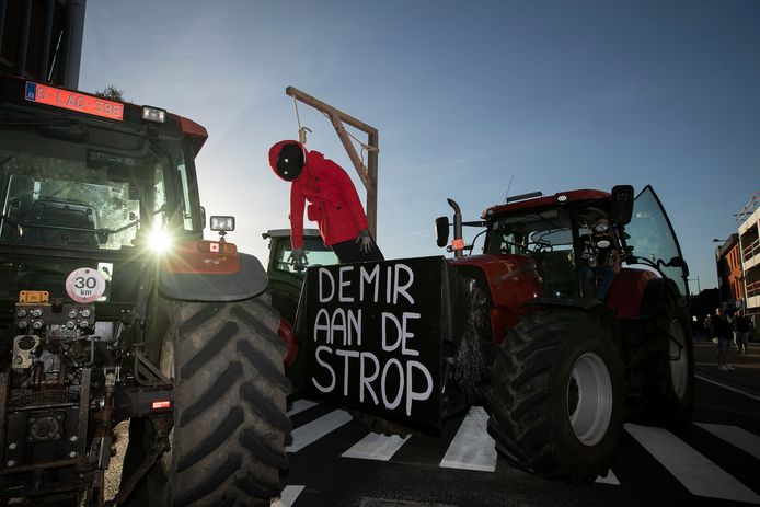 De protestactie in Merksplas werd ontsierd door dit lugubere beeld met een pop van minister Demir die aan een galg hangt te bengelen.