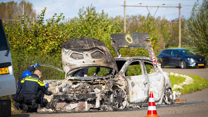 Politie onderzoekt uitgebrande auto bij Zwolle, mogelijk verband met nachtelijke schietpartij