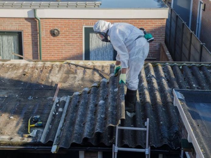 Als je een (totaal)renovatie gaat uitvoeren, is het belangrijk om stil te staan bij asbest.