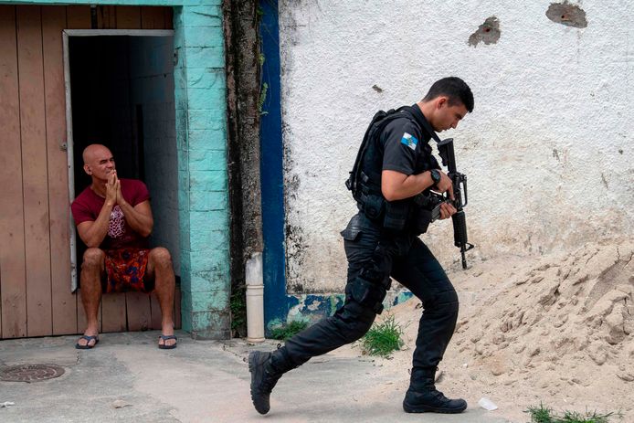 Braziliaanse politieagent in een favela in Rio.