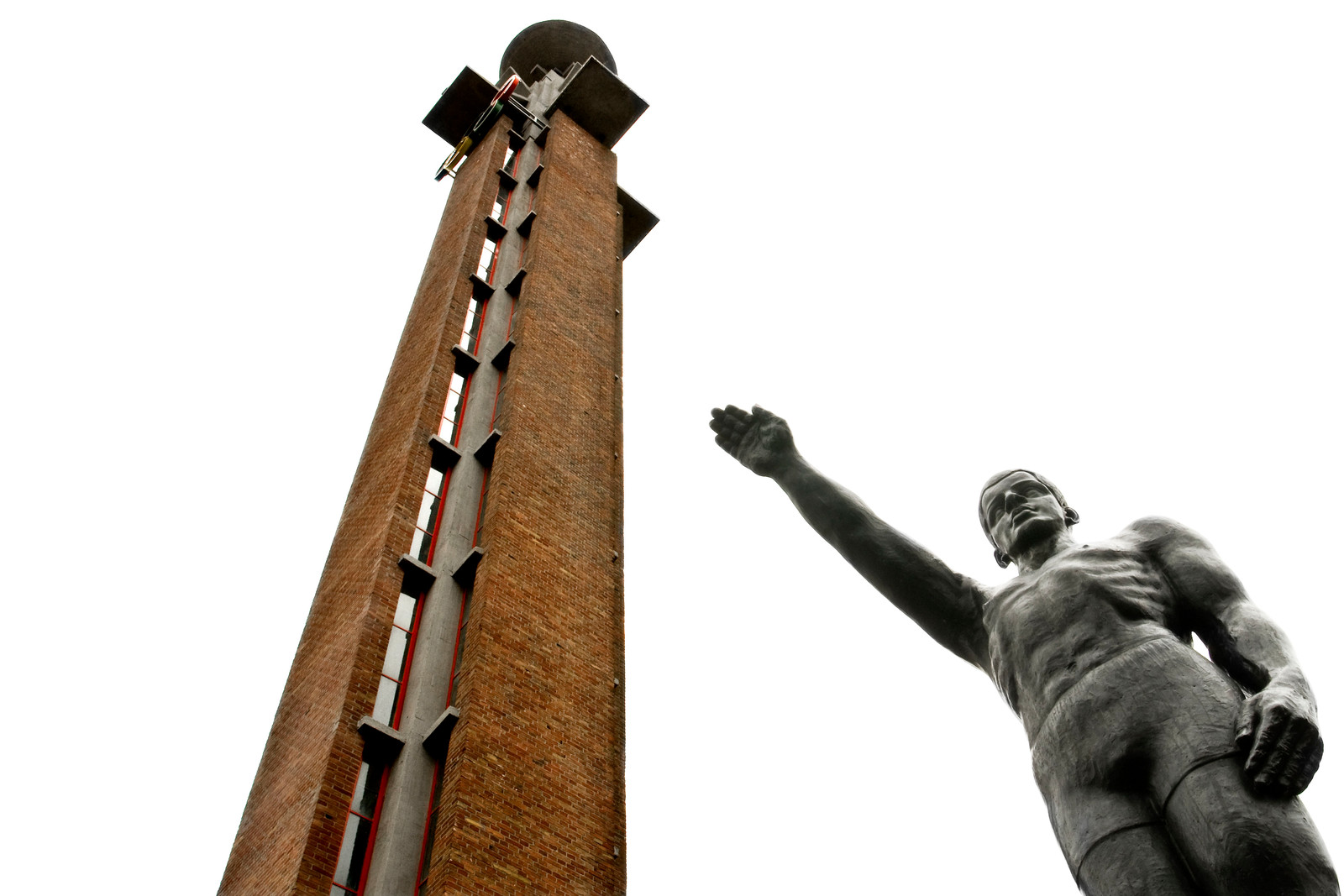 Het bronzen beeld door Gra Rueb van een sporter met een opgeheven rechterarm, krijgt een nieuwe plek in het Olympisch Stadion in Amsterdam. Beeld Hollandse Hoogte/Patrick Post