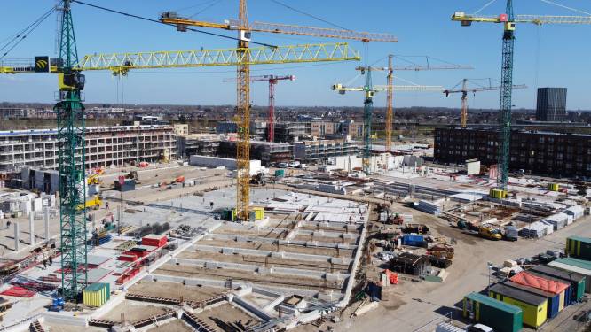 Bouwexplosie in de Waalsprong: met megahijskranen stampen honderden bouwvakkers ‘stadje’ uit de grond