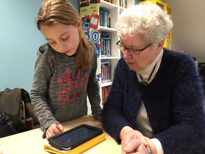 Ida Boer (groep 7) legt haar oma uit hoe de snappet werkt, een soort ipad.