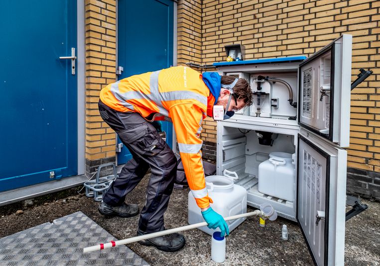 Bij de Leidse rioolwaterzuivering wordt een monster voor het RIVM klaargemaakt, boven minister De Jonge aldaar op bezoek. Beeld Raymond Rutting / de Volkskrant