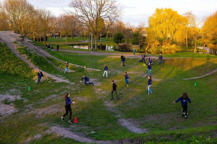 Het Breeveldpark in Drunen, een mooie plek om sportief bezig te zijn, zoals hier de jeugd van Jong Nederland. Maar na een regenbui staan er vaak plassen en dat nodigt niet uit om actief te zijn.