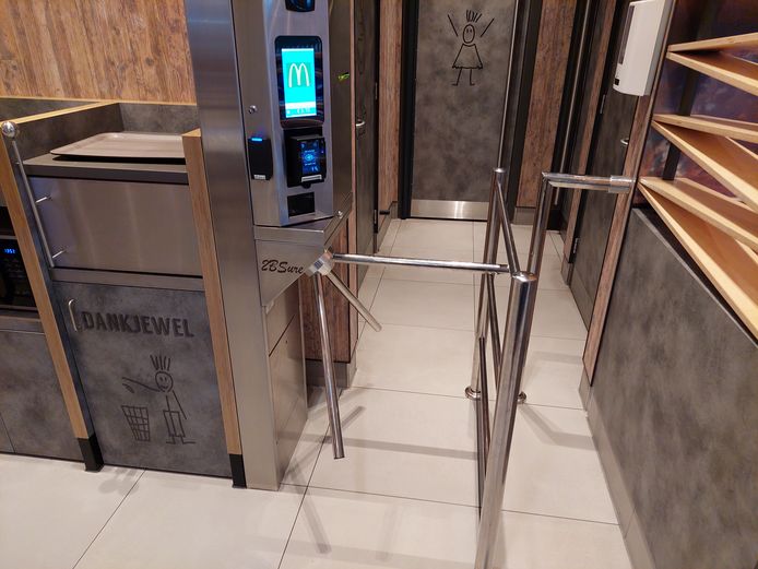 In de McDonald's aan de A1 bij Holten moet je eerst door een betaalpoortje als je naar de wc wilt.