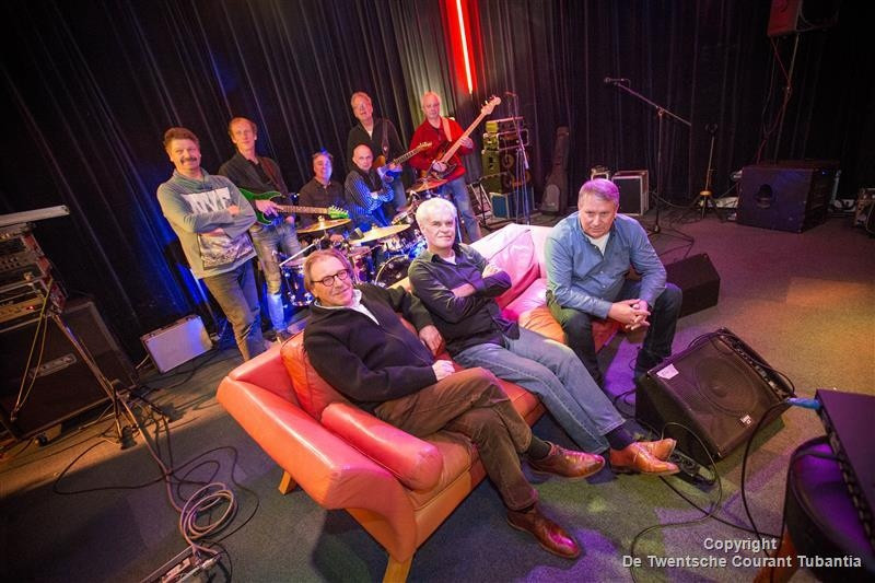 Harry Goorhuis, Fons ter Keurs en Felix Nijland met de band Clinch op de achtergrond.