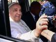 Paus Franciscus na drie nachten ontslagen uit ziekenhuis, doopte er op de valreep nog een baby: “Ik leef nog”