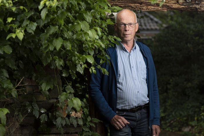 Albert Eshuis in zijn tuin. Even waren de vogels door het vuurwerk bij zijn huis verdwenen. Ze hebben de weg teruggevonden.