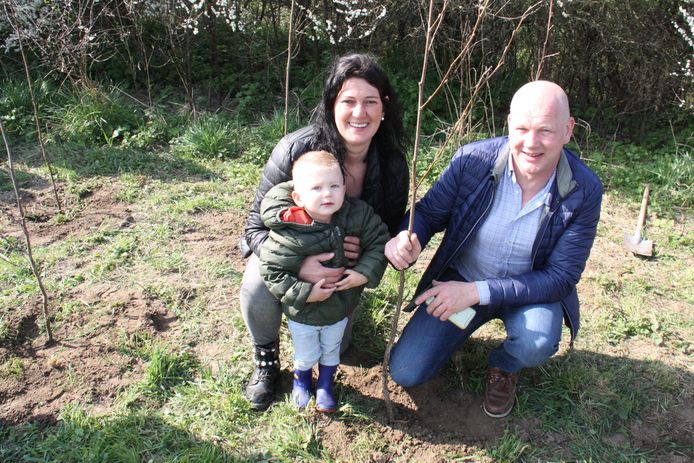 Geboortebos Drie Grachten in Noordschote is opnieuw wat groter. Je ziet Katrien Roose (40) en zoontje Lowie (2) samen met vriend Kurt Jonckheere (47). "Dit is voor ons heel symbolisch", zegt Katrien.