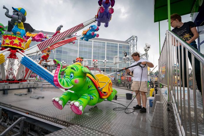 Op het voorterrein van GelreDome start woensdag de zomerkermis.