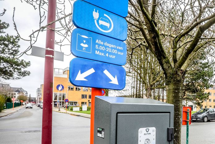 Een extra verkeersbord duidt in Oostende aan dat je je wagen hooguit vier uur mag opladen, en dat met een blauwe parkeerschijf achter je voorruit.
