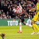 Van Nistelrooij en Advocaat lopen schouder aan schouder naar het veld, maar alleen PSV bekert door