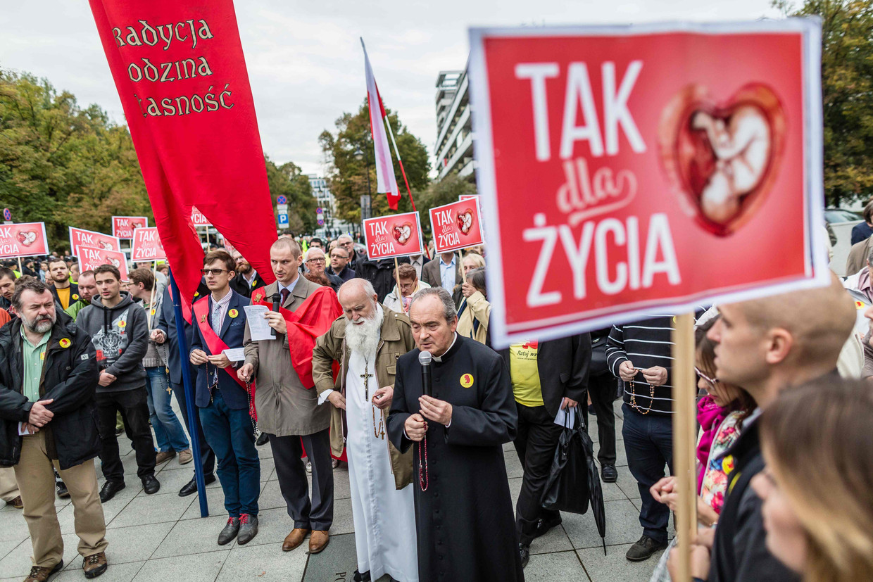 Een anti-abortusdemonstratie bij het Poolse parlement, vorig jaar.  Beeld AFP