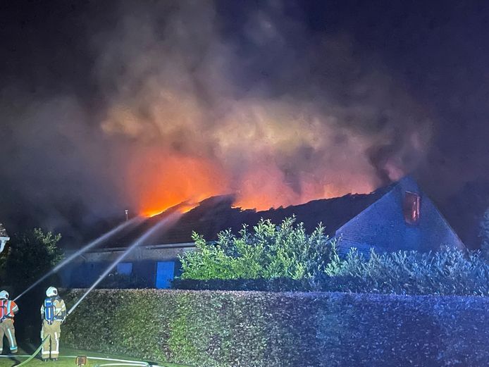 De vlammen sloegen uit het dak bij een brand aan een villa in Zwevegem.