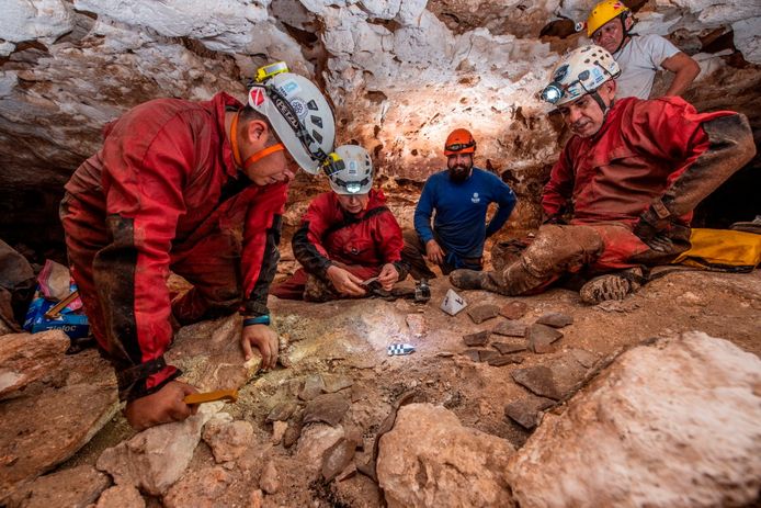 Archeologen van het Mexicaanse Nationaal Instituut voor Antropologie en Geschiedenis (INAH) bij stukken van aardewerken potten, die net als een eeuwenoude houten kano werden gevonden tijdens onderzoek voor de aanleg van een treintraject op het schiereiland Yucatán.