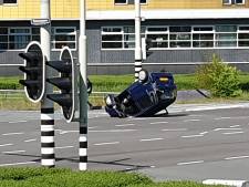 Auto botst tegen ANWB-busje en slaat over de kop, weg naar A4 richting Wassenaar afgesloten