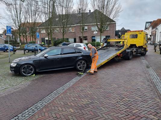 De gevonden Audi op een parkeerplaats aan 't Zand in Bredevoort wordt op een autoambulance gesleept en in beslag genomen door de politie.