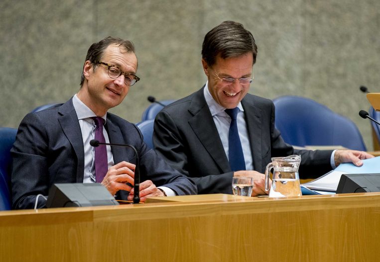 Minister Eric Wiebes van Economische Zaken en Klimaat (VVD) en Premier Mark Rutte tijdens het Tweede Kamerdebat over de omstreden memo's rond de afschaffing van de dividendbelasting.  Beeld ANP