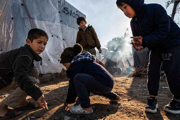 Kinderen in een opvangkamp op Lesbos.
