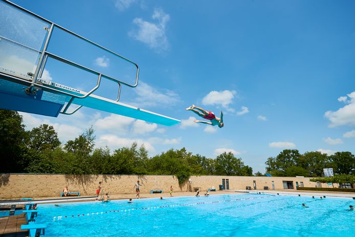 Zwembad Het Vinkennest is bij mooi weer open. Bij slecht weer kunnen zwemmers in Neede terecht in het overdekte zwembad.
