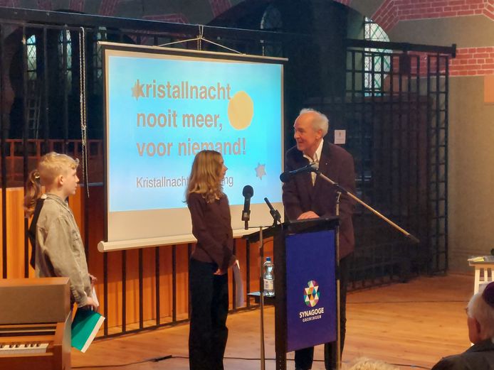 Buurtvriend Geert Pruiksma trad op als presentator tijdens de Kristallnacht-herdenking in de Groningse Synagoge.  Hij introduceerde drie leerlingen van het HN Werkman Stadslyceum die gedichten hebben geschreven.