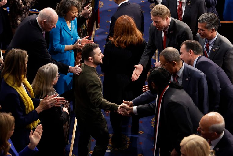 De Oekraïense president Volodymyr Zelensky afgelopen woensdag 21 december in het Capitool in Washington, waar hij met minutenlang applaus werd onthaald. Beeld Chip Somodevilla / Getty 